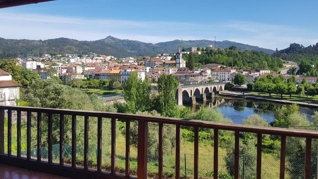 Blick auf eine Stadt mit einer Brücke über den Fluss in der Unterkunft Quinta Da Prova in Arcos de Valdevez