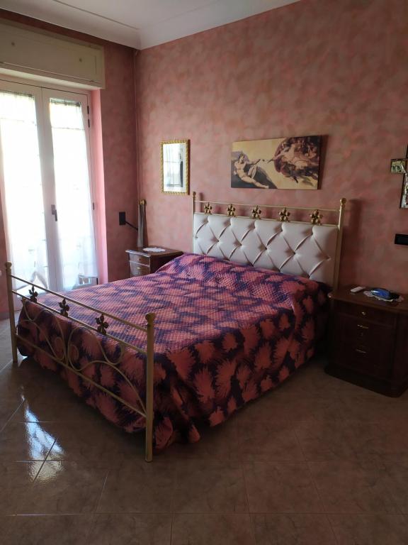 una camera con un grande letto con copriletto viola di A Casa di Mich a Monteroni di Lecce