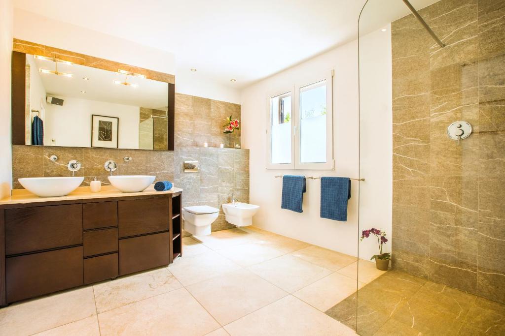 Koupelna v ubytování Casa Pura - Luxuriöses Ferienhaus mit Meerblick