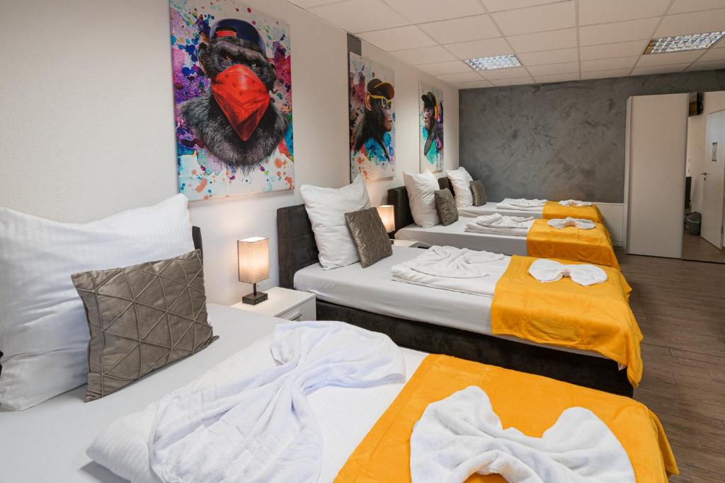 Postel nebo postele na pokoji v ubytování Cannstatter Hotel