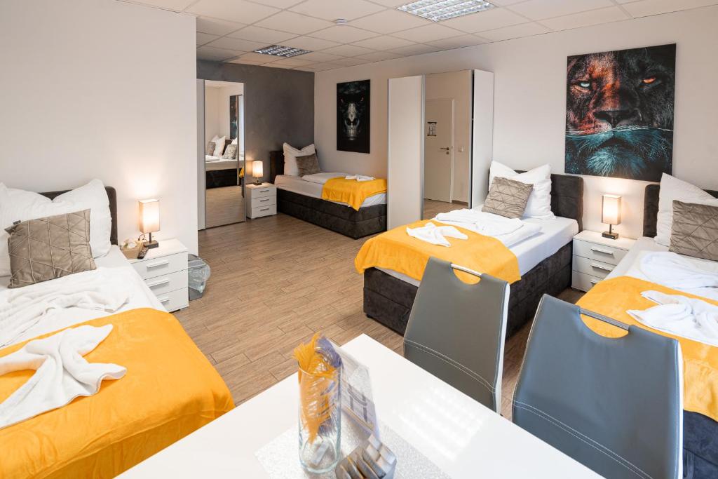Postel nebo postele na pokoji v ubytování Cannstatter Hotel