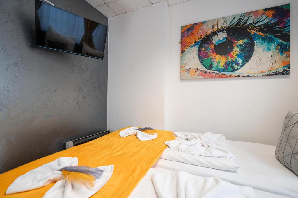 Postel nebo postele na pokoji v ubytování Cannstatter Hotel