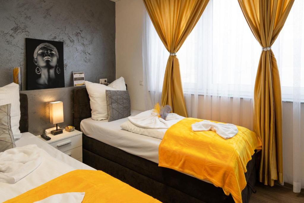 Postel nebo postele na pokoji v ubytování Cannstatter Hotel