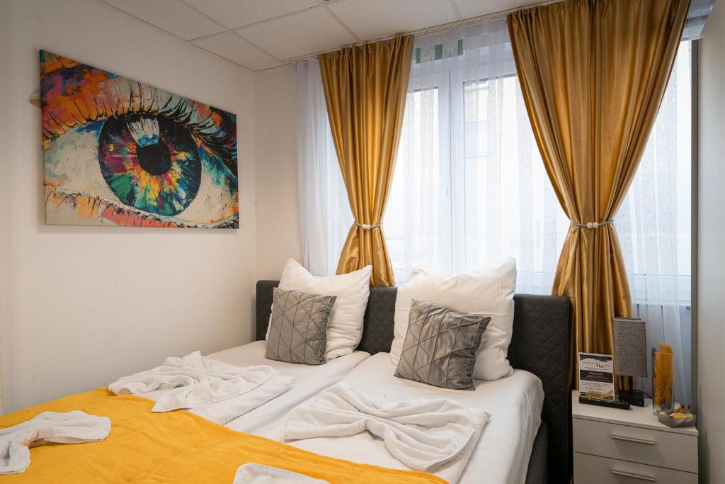 Postel nebo postele na pokoji v ubytování Cannstatter Hotel
