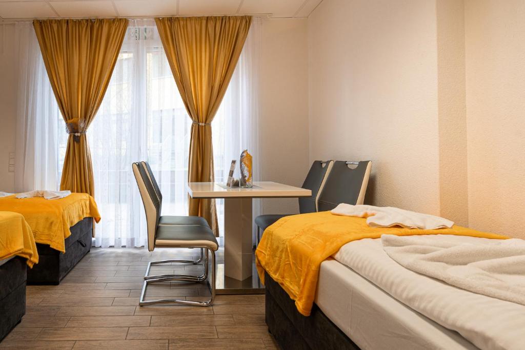 Postel nebo postele na pokoji v ubytování Cannstatter Hotel