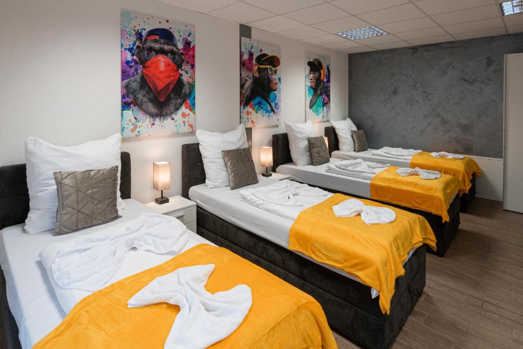 Postel nebo postele na pokoji v ubytování Cannstatter Hotel
