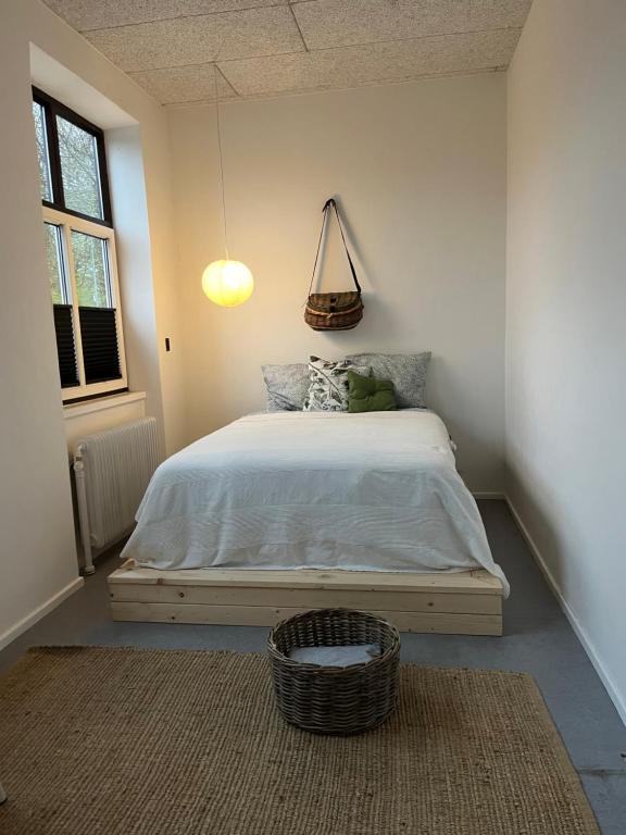 Postel nebo postele na pokoji v ubytování Room 6 - Hawkraft Kulturhotel