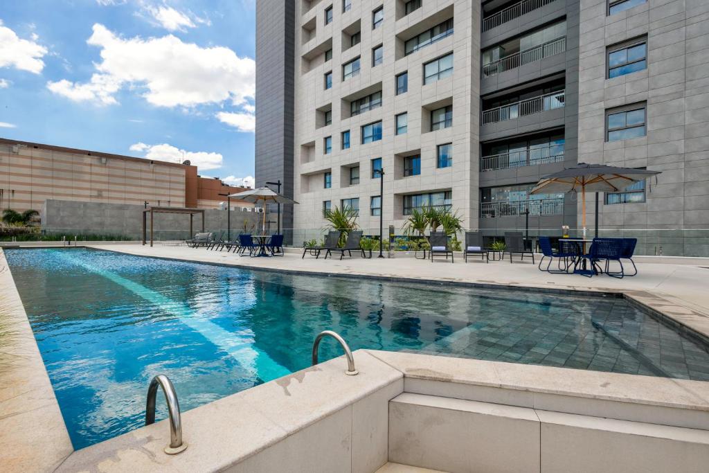 - une piscine au milieu d'un bâtiment dans l'établissement Intercity Tatuapé, à São Paulo