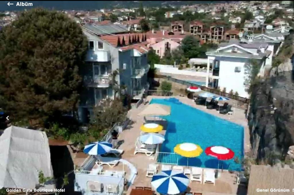 an overhead view of a swimming pool with umbrellas at New Golden Gate Butik Otel in Muğla