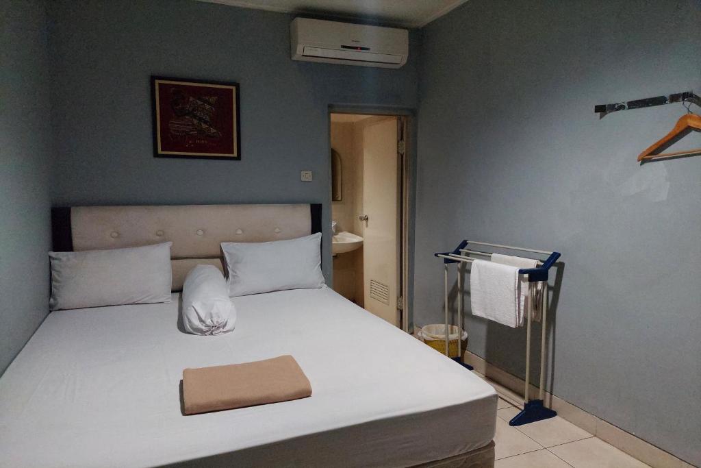 Postel nebo postele na pokoji v ubytování Pondok Seruni Kemanggisan Jakarta