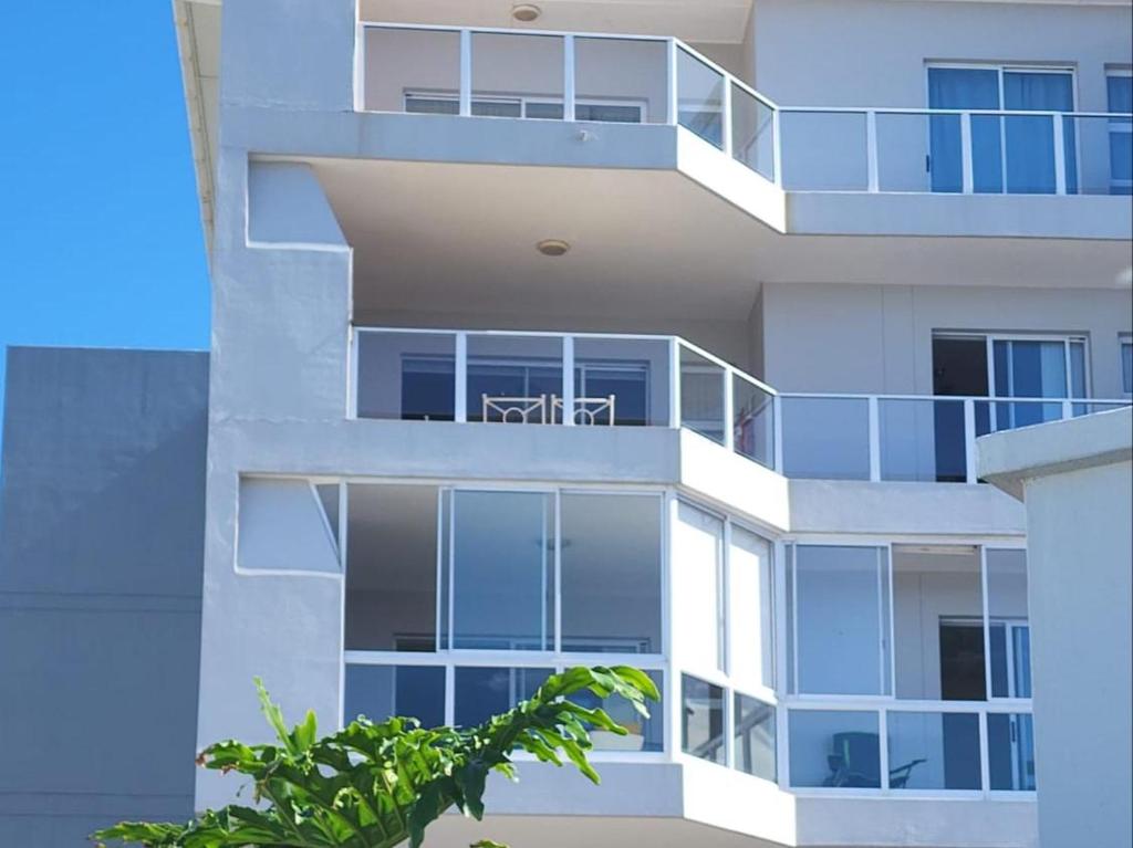 um edifício de apartamentos com uma varanda com cadeiras em 1 St Daniel em Ramsgate