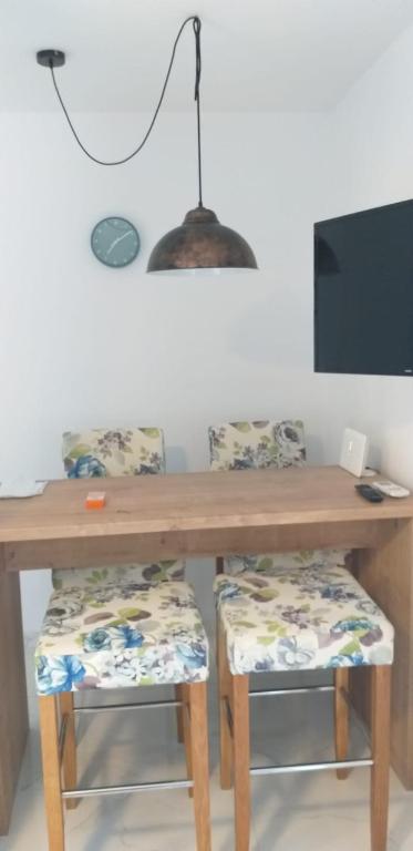 TV a/nebo společenská místnost v ubytování Apartments & Rooms Katarina