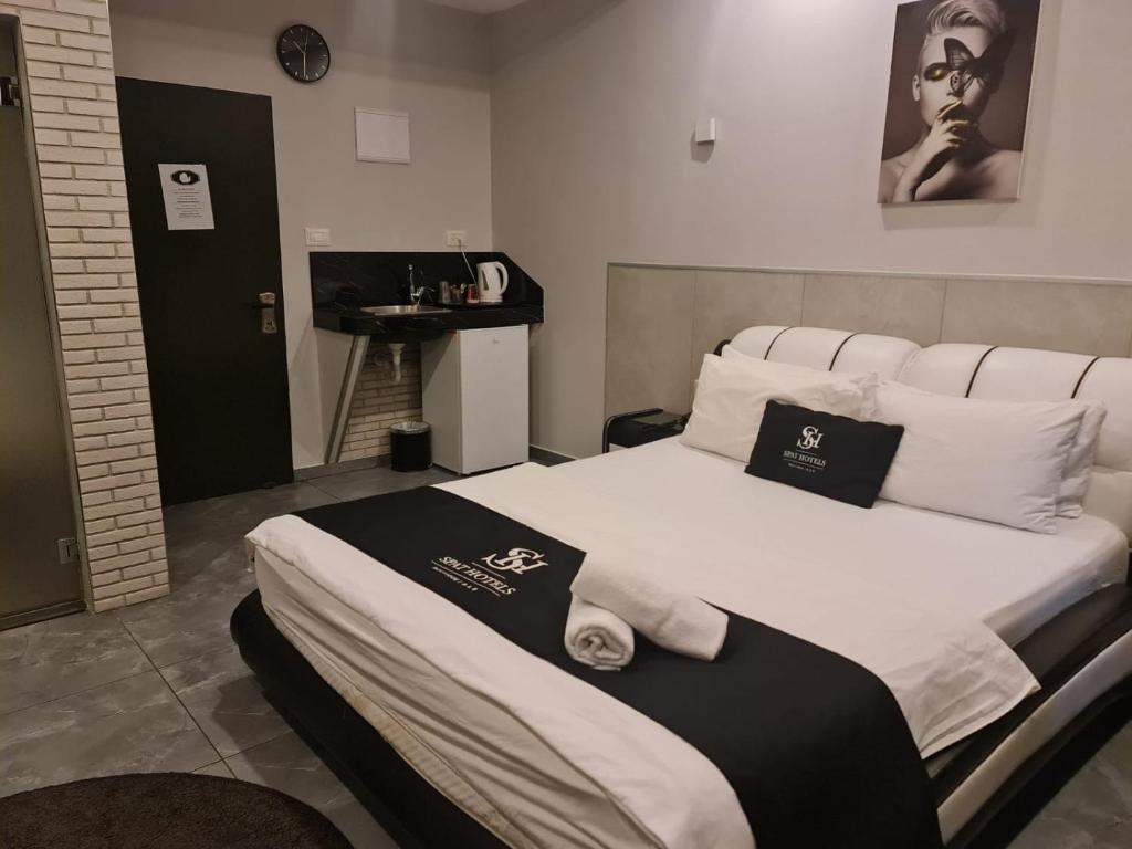a bedroom with a bed with towels on it at אשדוד מול הים in Ashdod