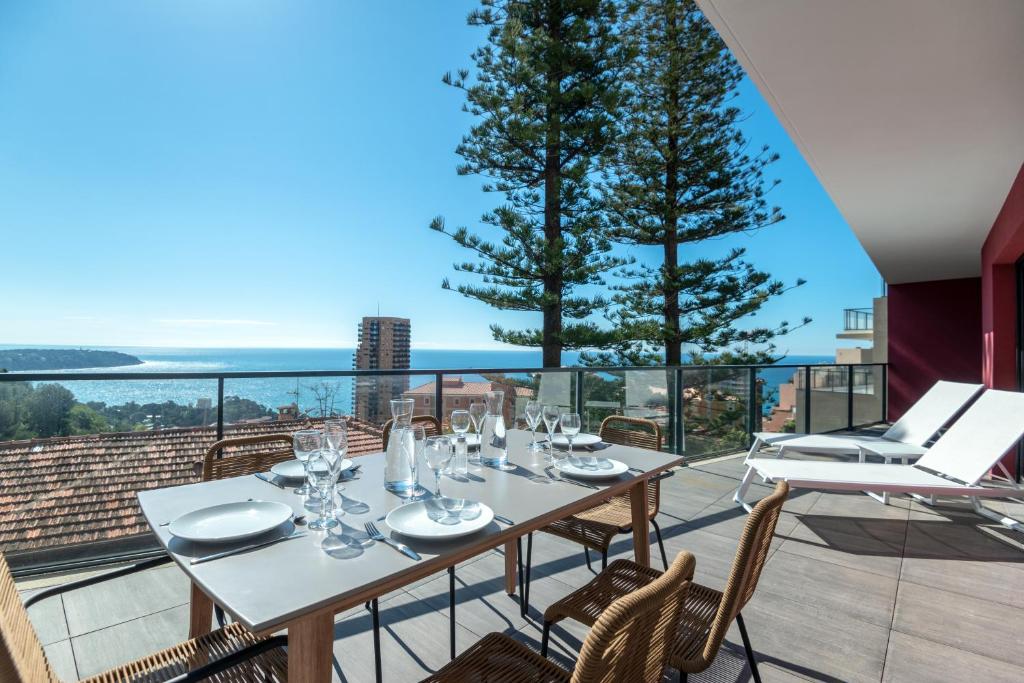 einen Esstisch auf einem Balkon mit Aussicht in der Unterkunft Olydea Beausoleil in Beausoleil