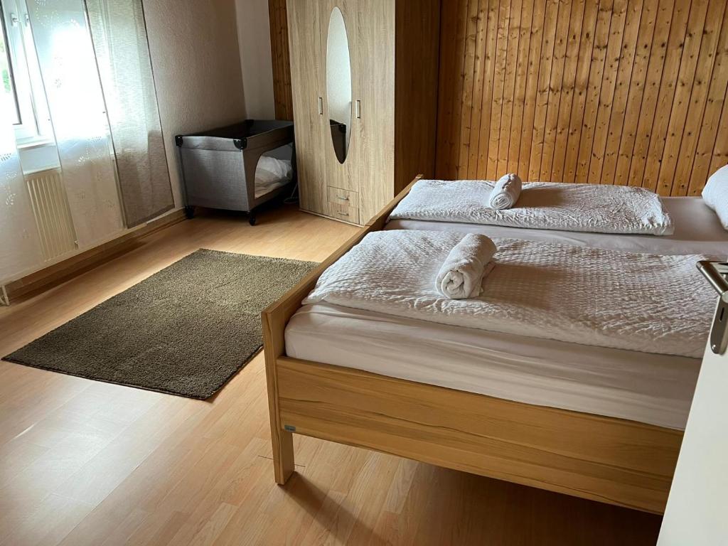 Cama o camas de una habitación en Ruhige freistehender Bungalow mit Parkplatz