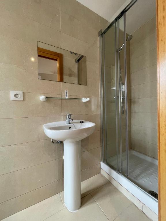 Un baño de P&R hostals Codolar