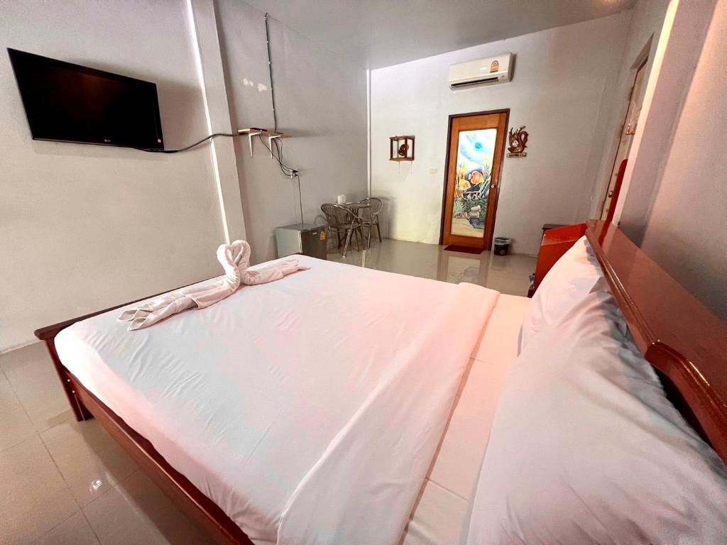 Postel nebo postele na pokoji v ubytování พิณทอง รีสอร์ท