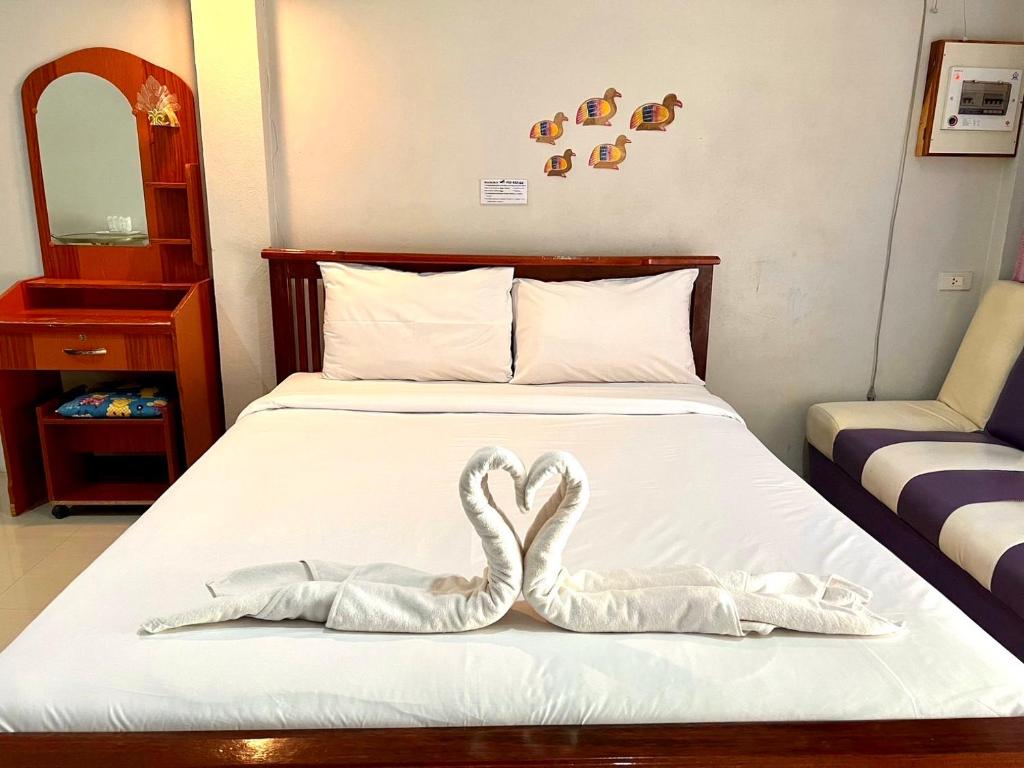Postel nebo postele na pokoji v ubytování พิณทอง รีสอร์ท