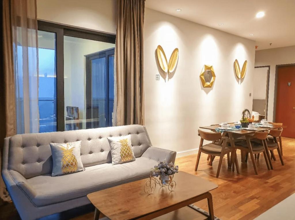 un soggiorno con divano e tavolo di Geo 38 Residence Genting Highland a Resorts World Genting