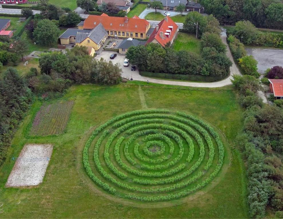 une vue aérienne sur un labyrinthe de spirales dans un champ dans l'établissement Room 18 - Hawkraft kulturhotel, à Vestervig