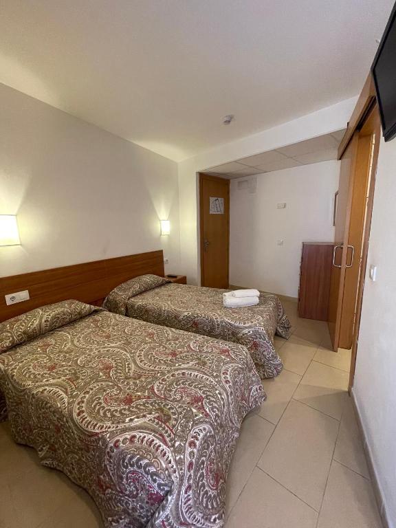 Cama o camas de una habitación en P&R hostals Codolar