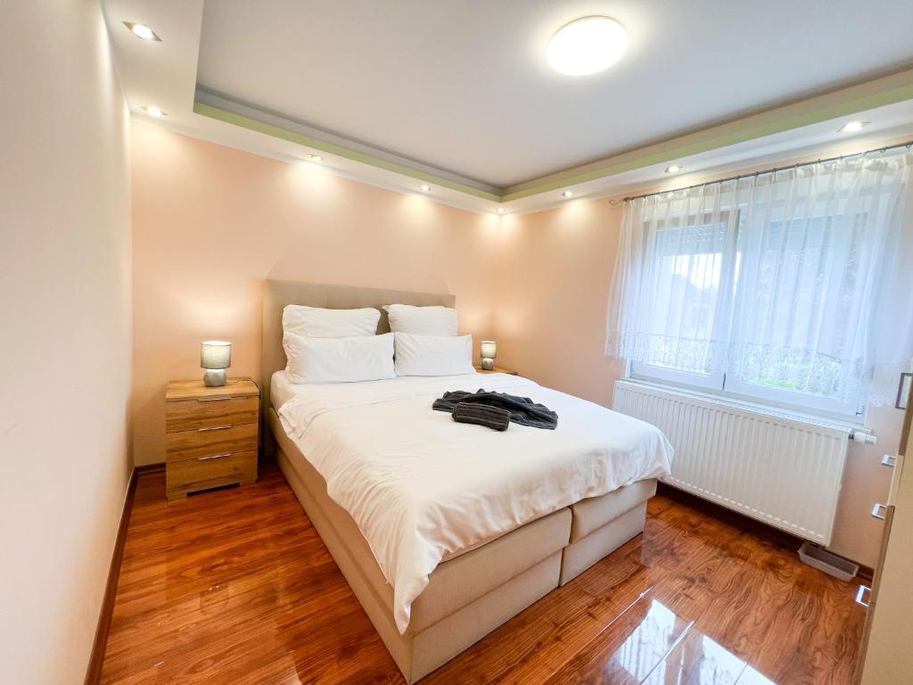 ein Schlafzimmer mit einem großen weißen Bett und einem Fenster in der Unterkunft Extrem ruhiges Apartment- Leipzig Ost (A14) in Leipzig
