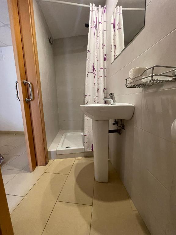 Un baño de P&R hostals Codolar