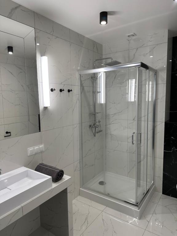Koupelna v ubytování GLAMROOM Mechelinki
