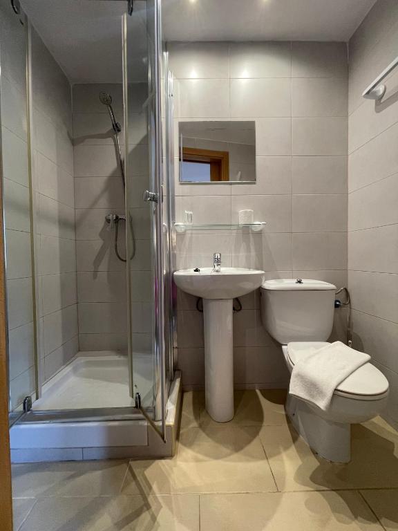 Un baño de P&R hostals Codolar