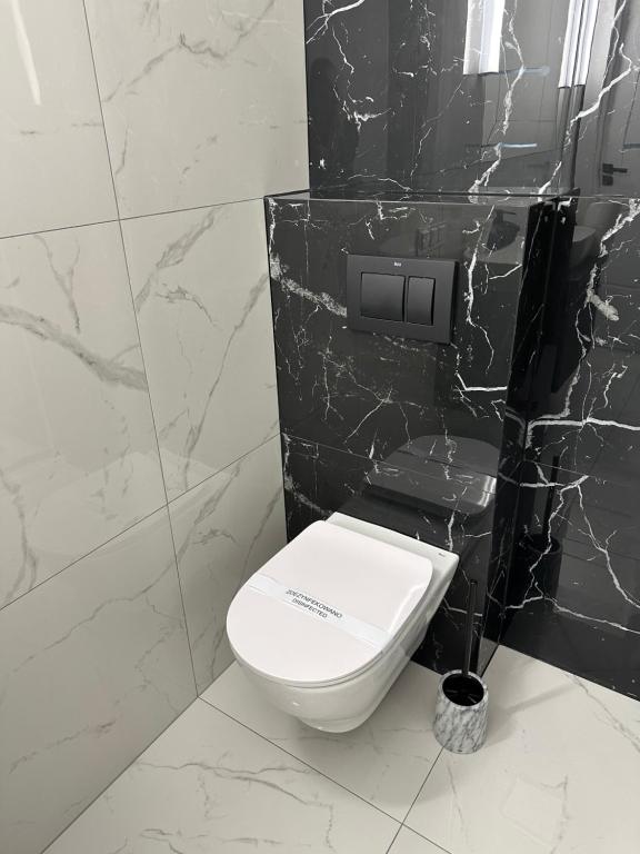 Koupelna v ubytování GLAMROOM Mechelinki