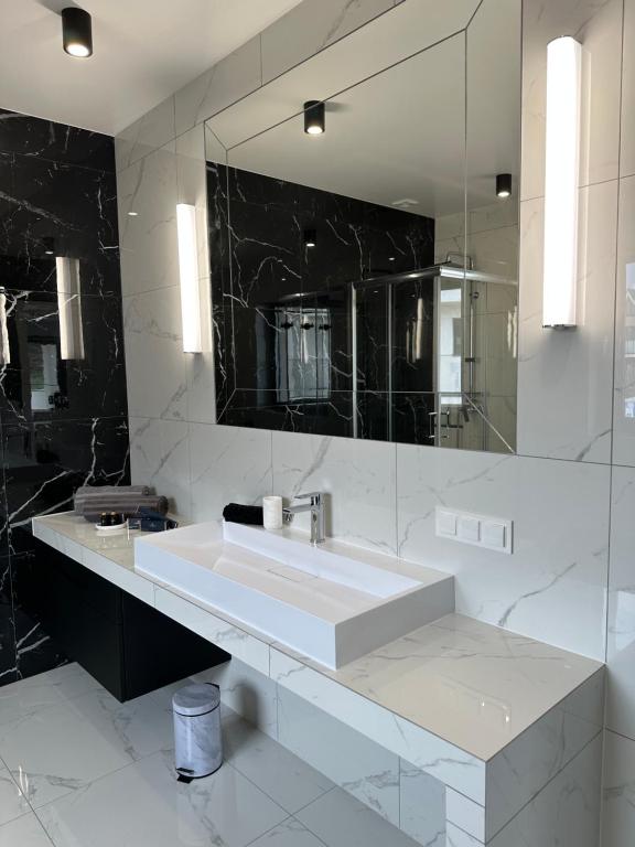 Koupelna v ubytování GLAMROOM Mechelinki