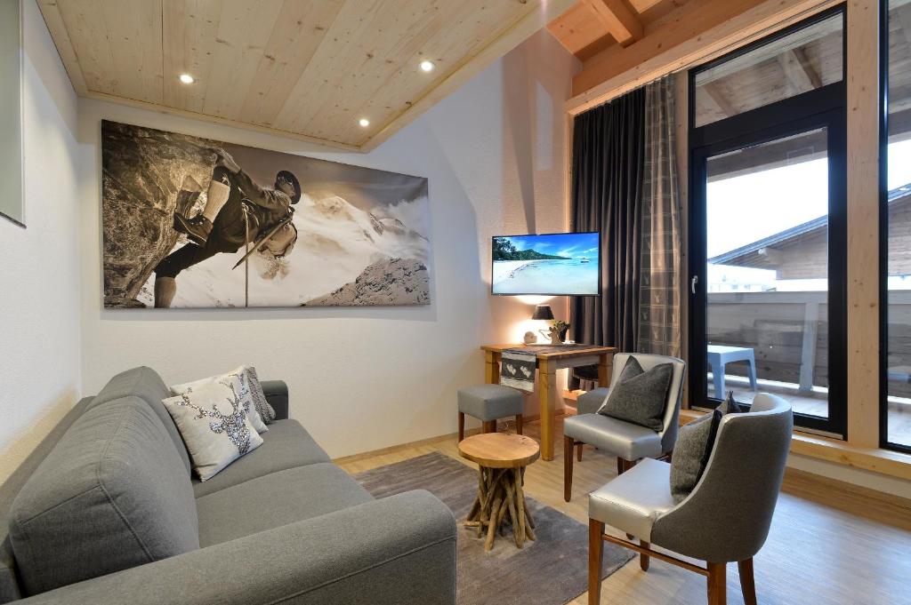 TV a/nebo společenská místnost v ubytování Narzenhof Wellness Chalets, Familien & Luxus Apartments am Bauernhof