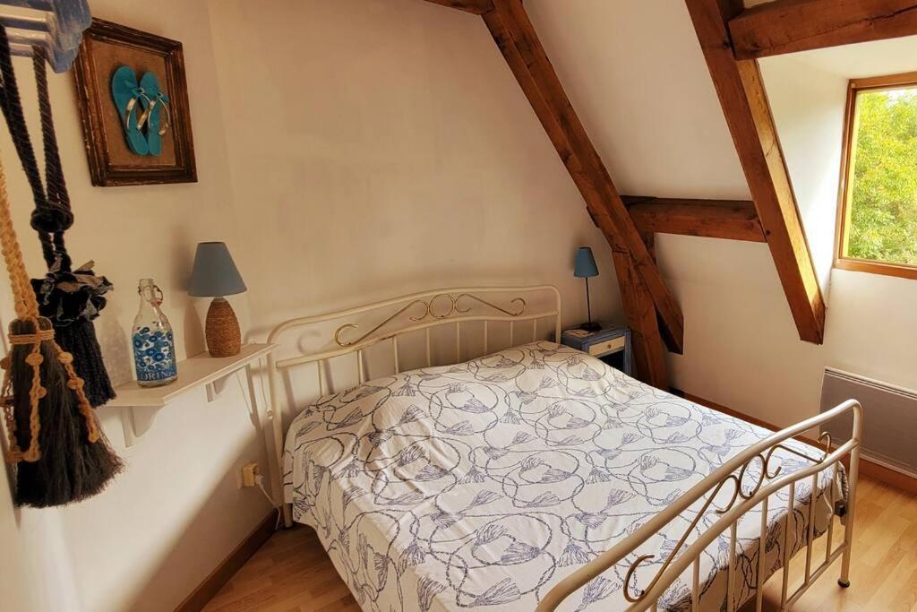 a bedroom with a bed in a room at Maison périgourdine avec vue et piscine chauffée in Peyzac-le-Moustier