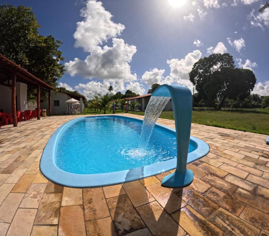 uma piscina com uma fonte de água em Privê Vila Caraíbas em Porto de Galinhas