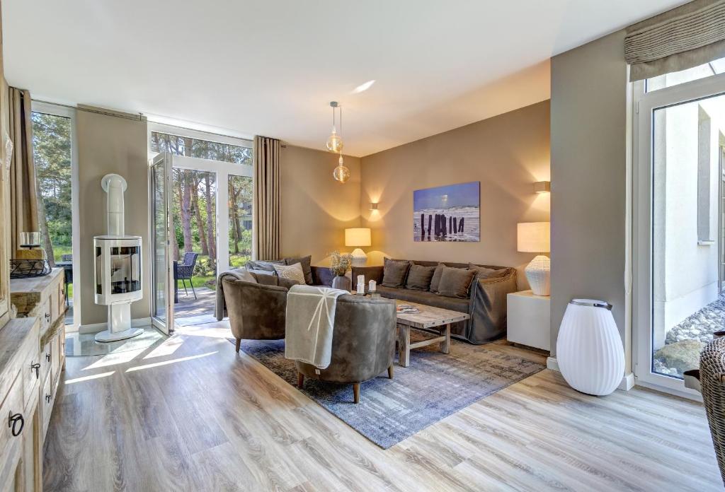 Khu vực ghế ngồi tại Ferienhaus Lodino Lodge mit Sauna und Kamin