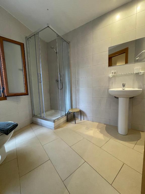 Un baño de P&R hostals Codolar