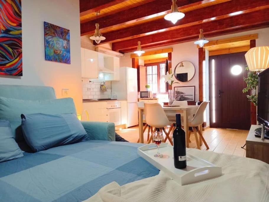 een slaapkamer met een blauw bed en een eetkamer bij Estudio El Ingenio de San Andrés in San Andrés