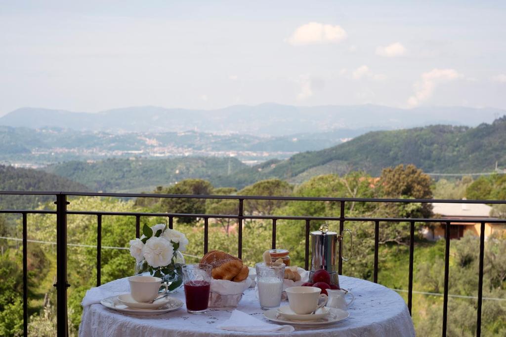 uma mesa com comida e flores com vista em Ca' di Max em Giucano