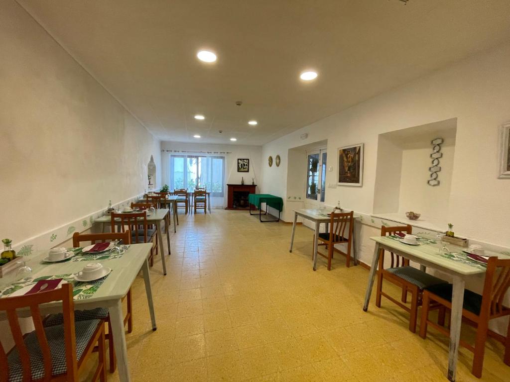 Un gran comedor con mesas y sillas. en P&R hostals Codolar, en Tossa de Mar