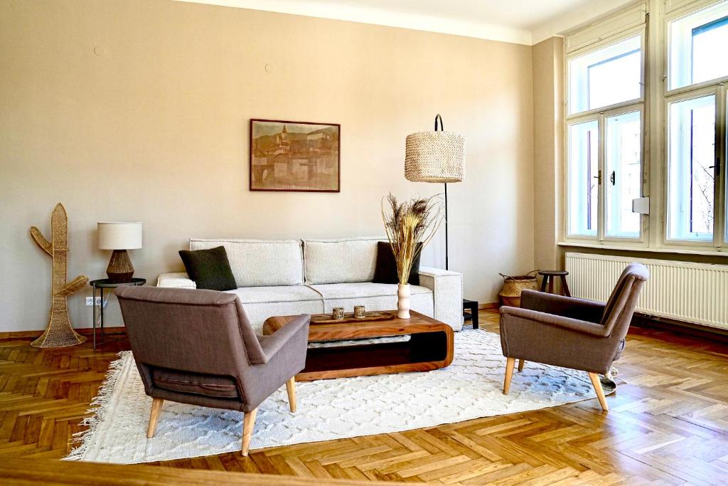 a living room with a couch and two chairs at Altbau-Traum im Stadtzentrum in Graz