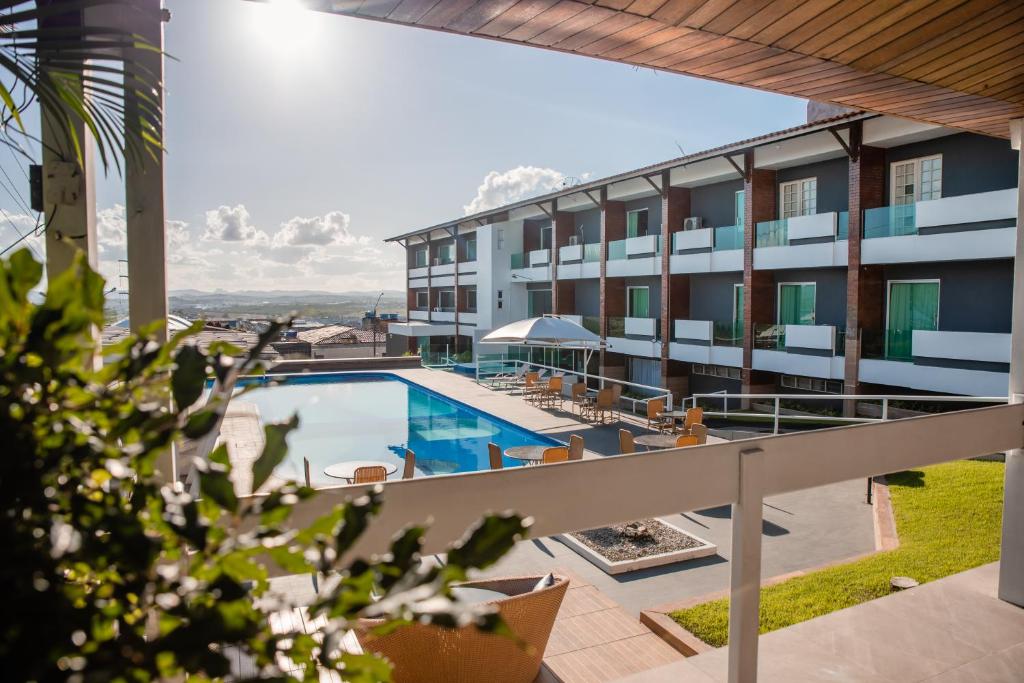 una imagen de un hotel con piscina en Hotel Village Premium Caruaru, en Caruaru