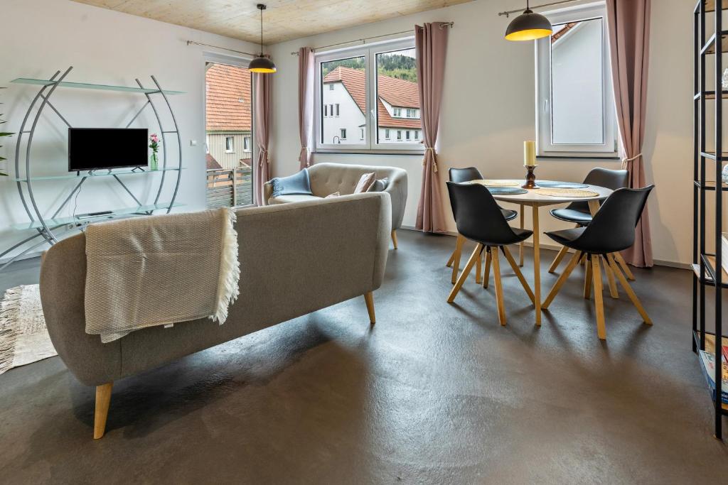 ein Wohnzimmer mit einem Sofa und einem Tisch in der Unterkunft Apfelkiste in Meßstetten