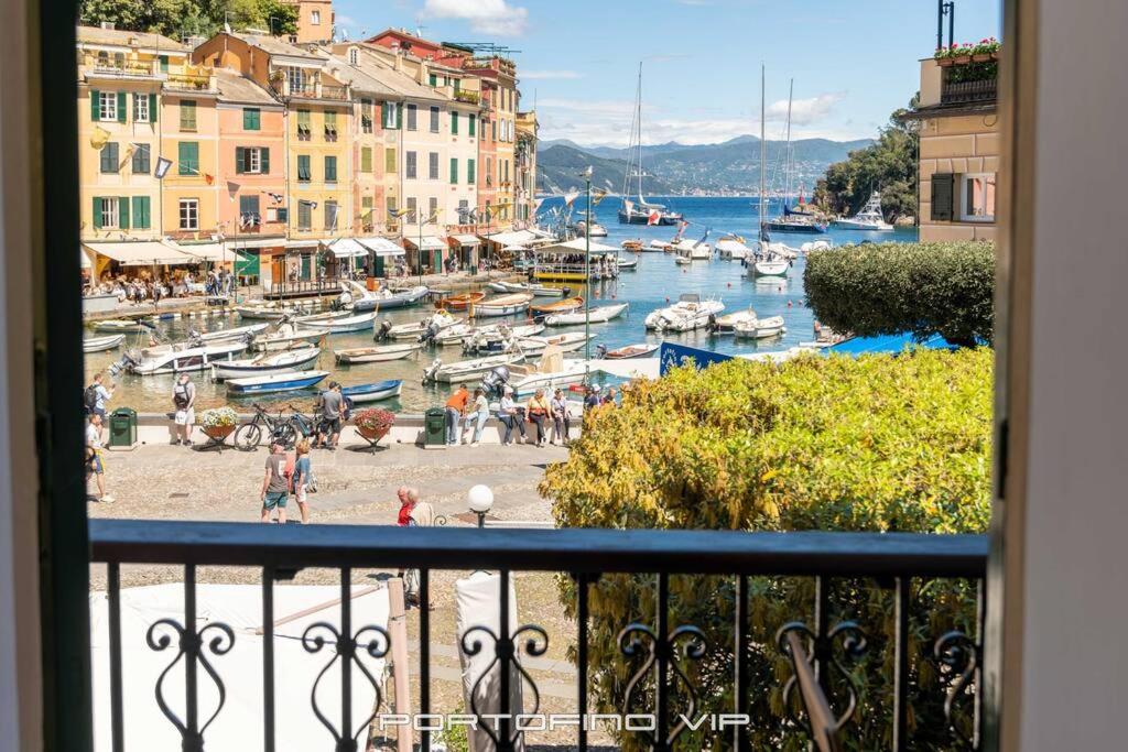 - un balcon offrant une vue sur un port avec des bateaux dans l'établissement Portofino Luxury Front Marina by PortofinoVip, à Portofino