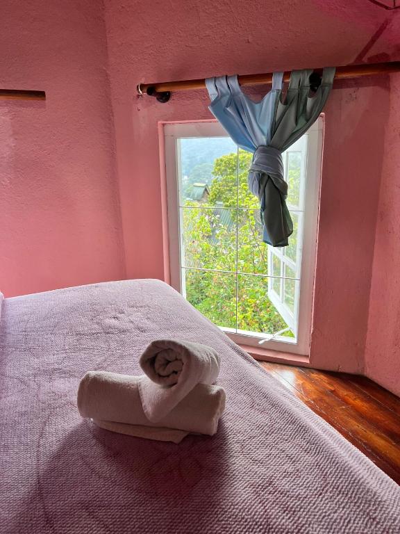 Postel nebo postele na pokoji v ubytování Sincere Wilderness Home stay