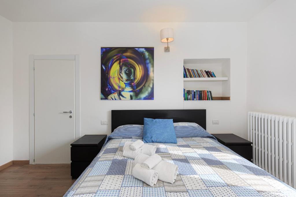 una camera con un letto con due cuscini sopra di Tata's Room a Cernobbio