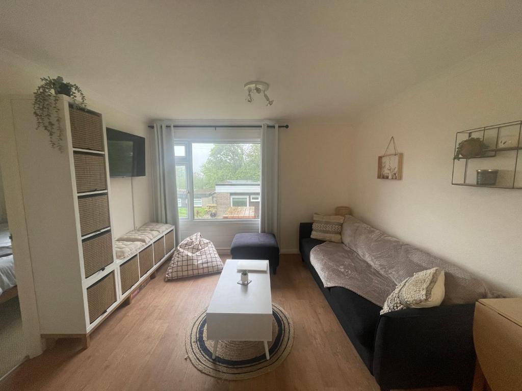 Kilkhampton的住宿－2 Bedroom Holiday Chalet near Bude，客厅配有沙发和桌子