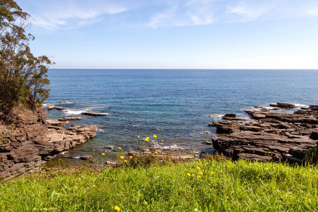 - une vue sur l'océan depuis une falaise dans l'établissement Costa vasca, 