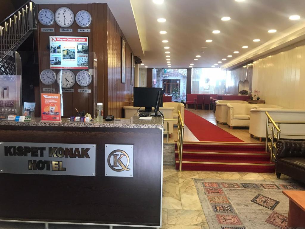 un vestíbulo de un hotel con relojes en la pared en Kıspet Konak Hotel, en Canakkale