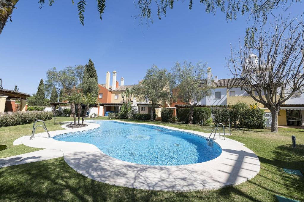 a swimming pool in the yard of a house at Los Jandalos in El Puerto de Santa María