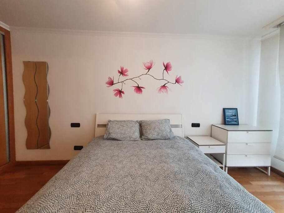 Łóżko lub łóżka w pokoju w obiekcie Apartamento Playa Jardín